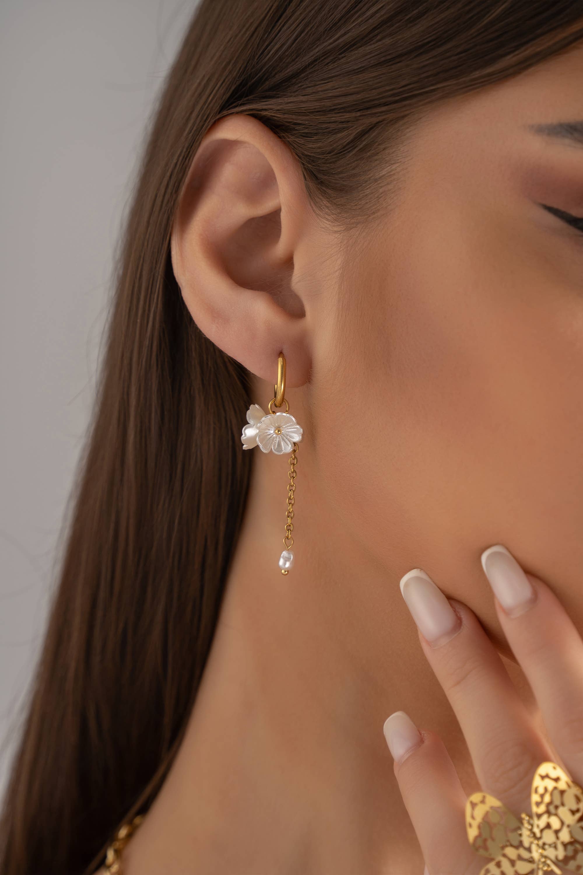COSMOS - Wholesale Dangle Earrings - Golden floral earrings with elegant dangling pearls0