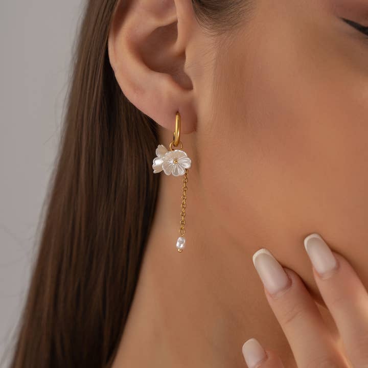 COSMOS – Engroshandel Hængeøreringe og creoløreringe – Guldblomsterøreringe med elegante perler0