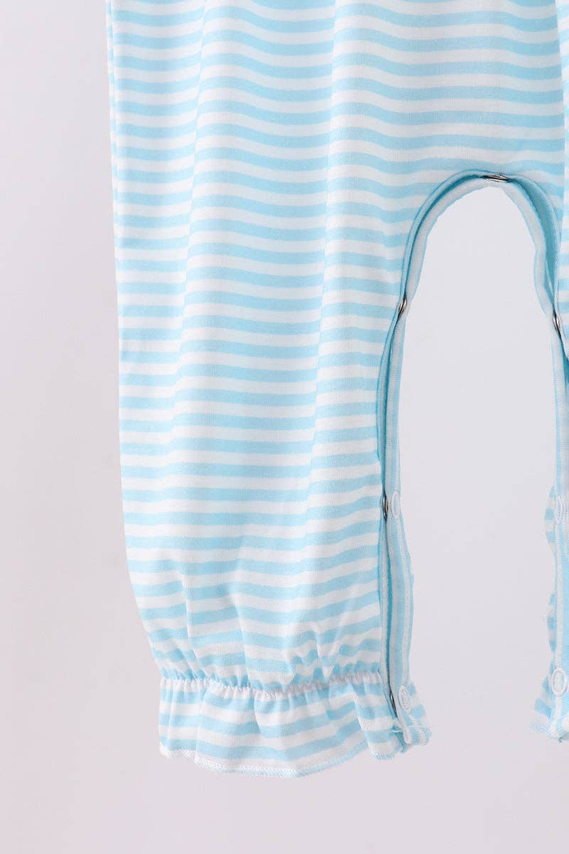 Mom & Co. - Vente Barboteuse – bébé - Barboteuse à volants avec broderie d'ours bleu1