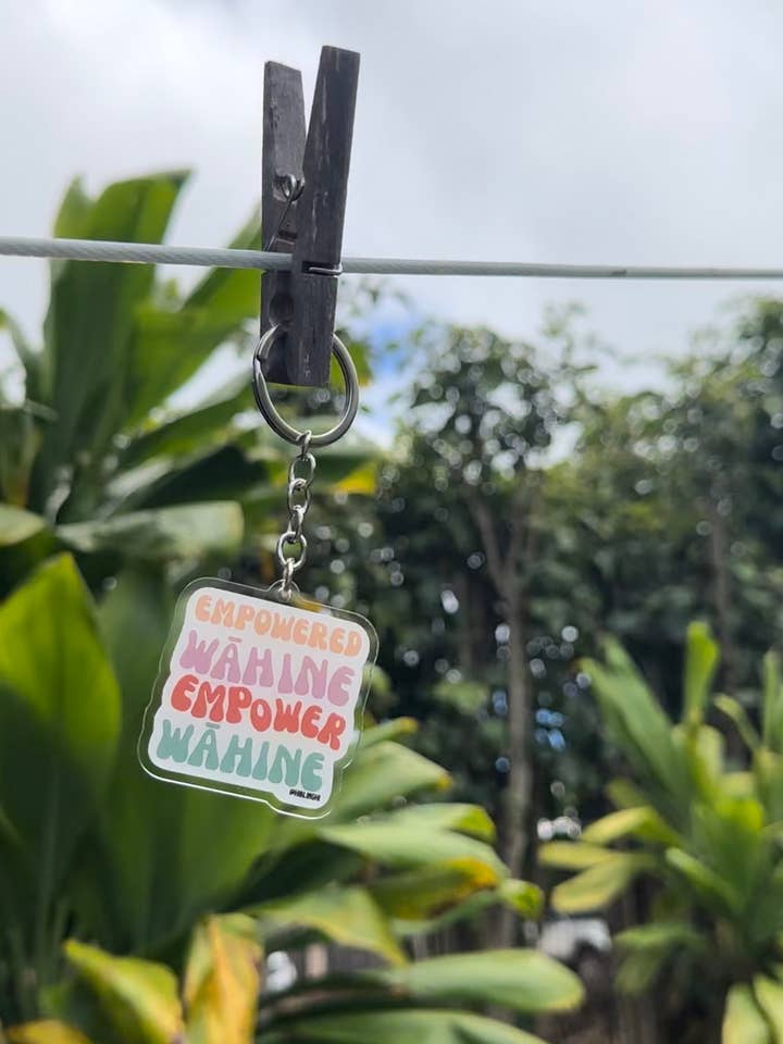 Empowered Wahine akryl nyckelring för wholesale av Soul Valid Hawaiʻi