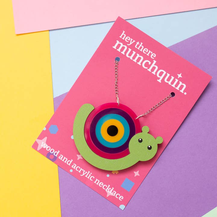 Collier tendance en acrylique et bois Rainbow Snail pour la vente par Hey There Munchquin