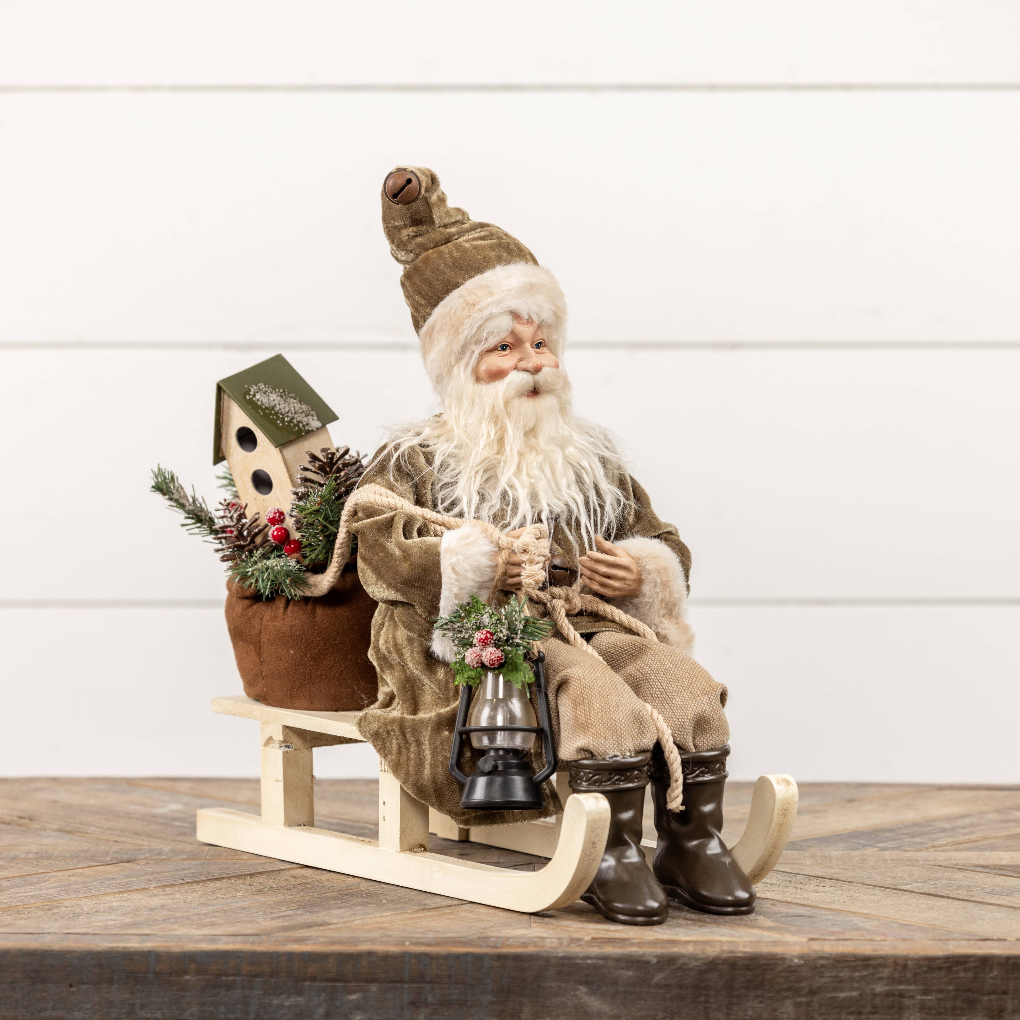 Ragon House – wholesale Juldekoration – TOMTEN PÅ SLÄDE MED OLIVGRÖN ROCK1