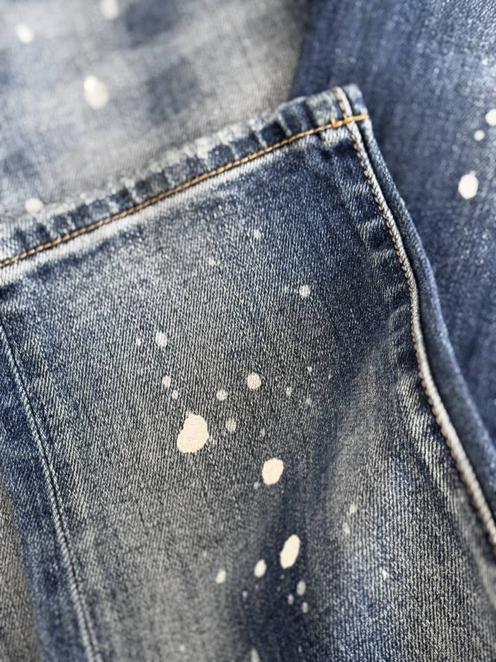 De ljusblekta slitna jeansen for wholesale by CITÉ