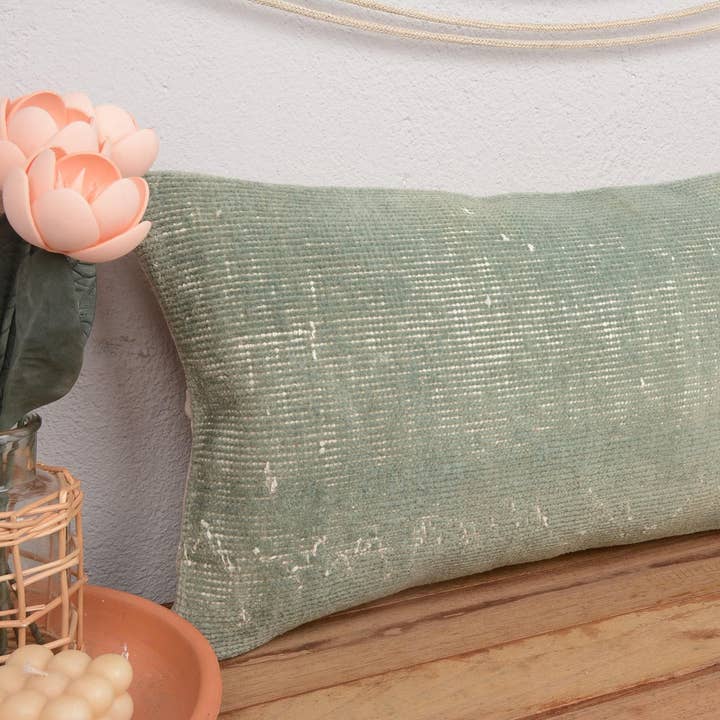 Coussin Décoratif Kilim Vintage Antique 12x24 Design Ethnique pour la vente par Kilim Pillow Decors