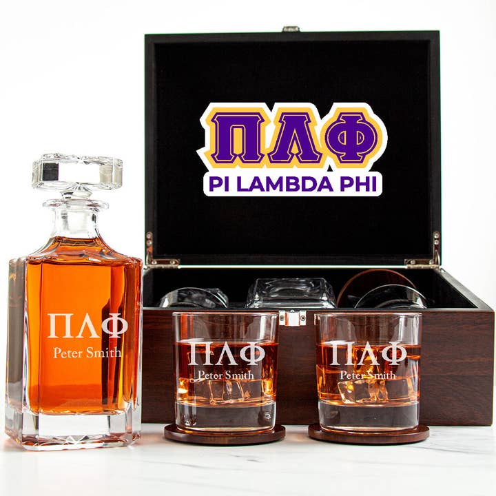 Ensemble de carafes Pi Lambda Phi avec boîte-cadeau en bois brun foncé pour la vente par MB Brands Inc