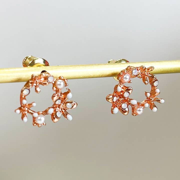 E028 Brincos de coroa de flores, brincos de flores, brincos florais por atacado de Melange Blanc