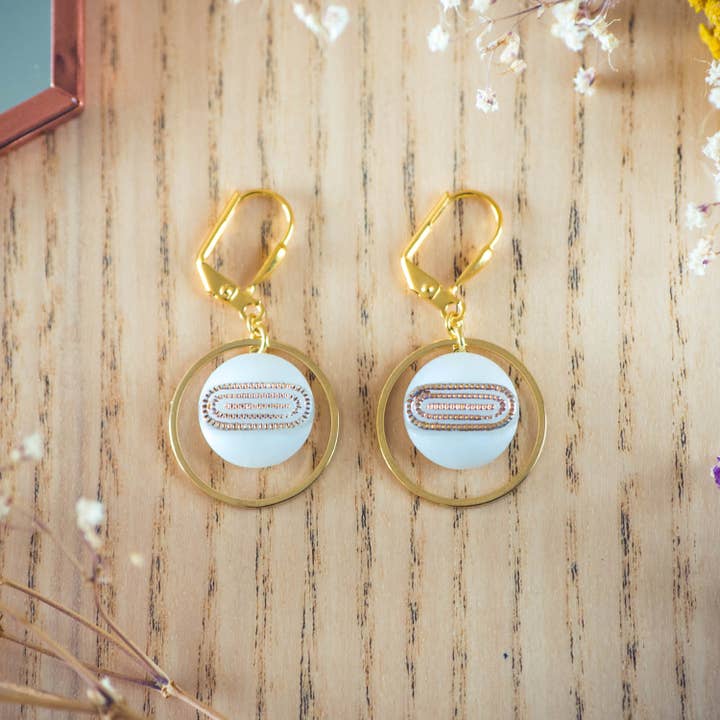 Small white Georgette star earrings for wholesale by Assuna