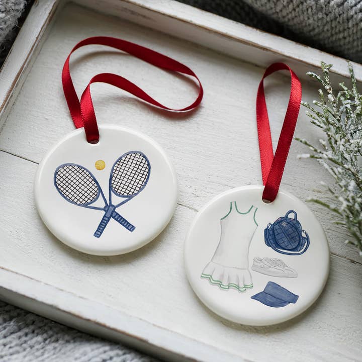 Adorno de Dos Caras "What A Racquet" (Mujer) Con Caja de Regalo para venta al por mayor de The Muddy Dog