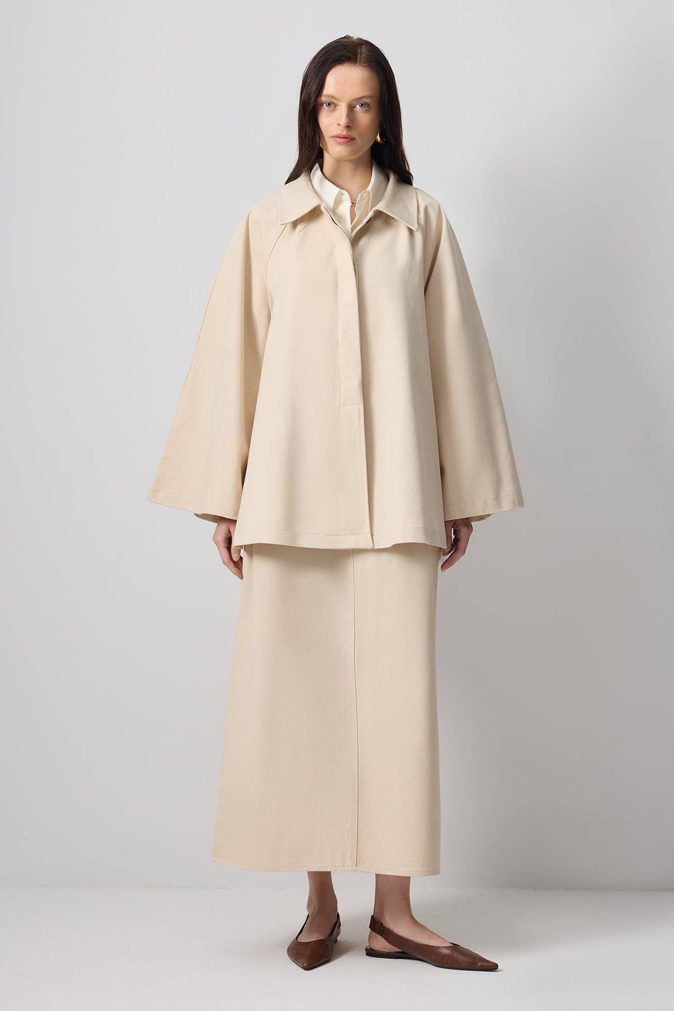 Crème Trench-coat court en gabardine de coton – Détail manches évasées en vente sur Faire1