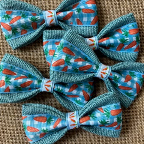 Carottes à carreaux bleu et blanc sur toile de jute bleu clair pour la vente par DOG BOW TIES