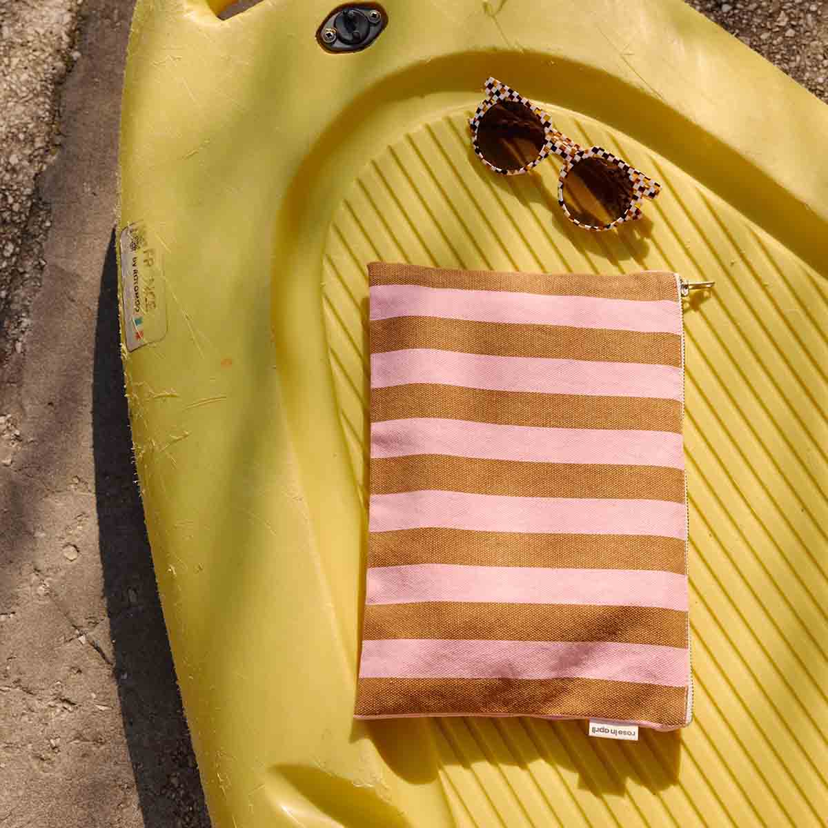 LILI FLAT POUCH STRIPES CARAMEL / STRAWBERRY for wholesale on Faire3