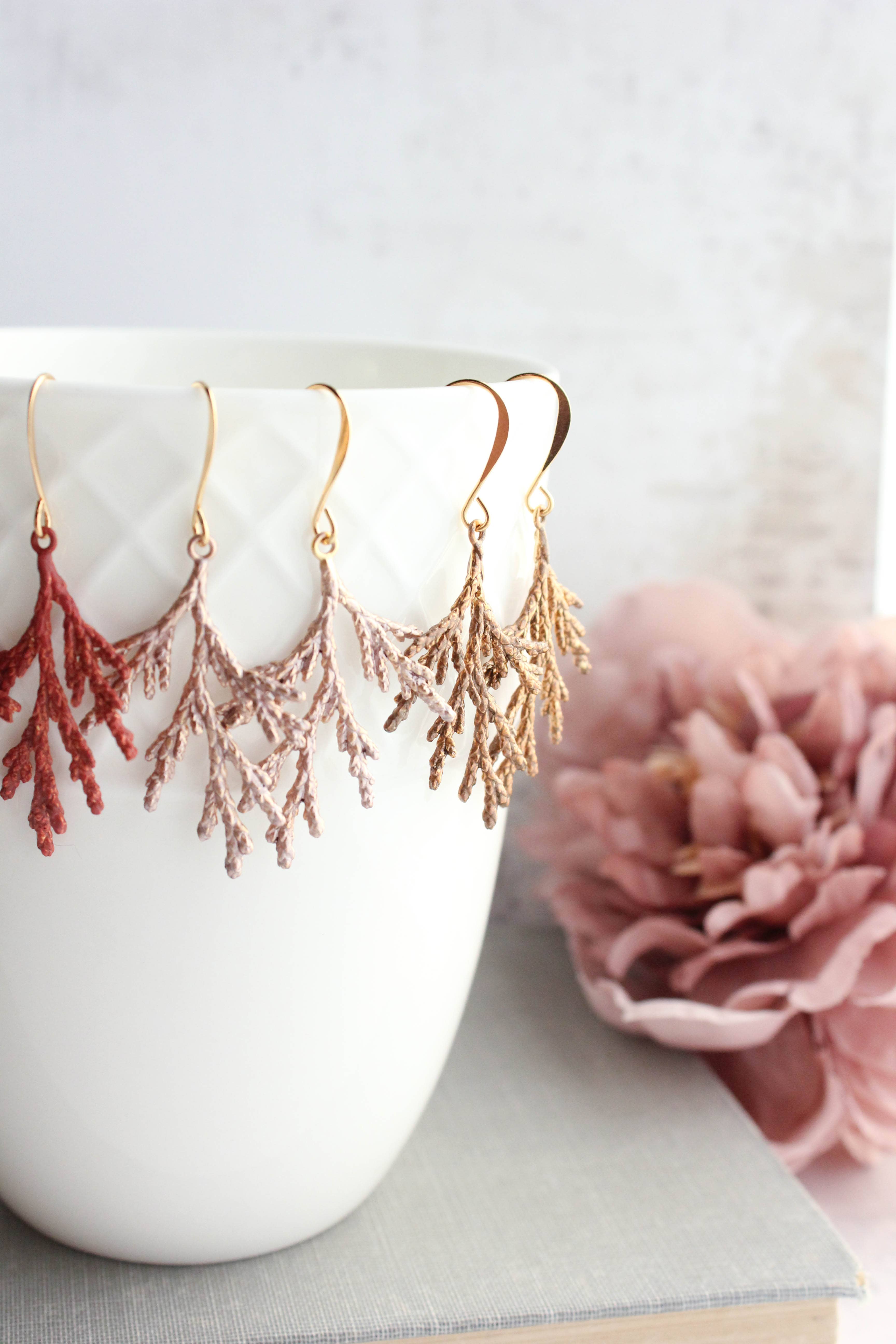 A Pocket of Posies - Vente Boucles d'oreilles pendantes - Boucles d'oreilles en forme de branche de cèdre (78