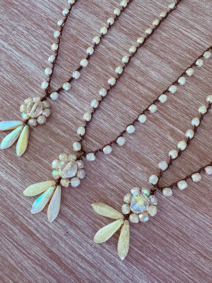 Collier crocheté Floral Dagger Princess en ivoire gravé pour la vente par Twist Style