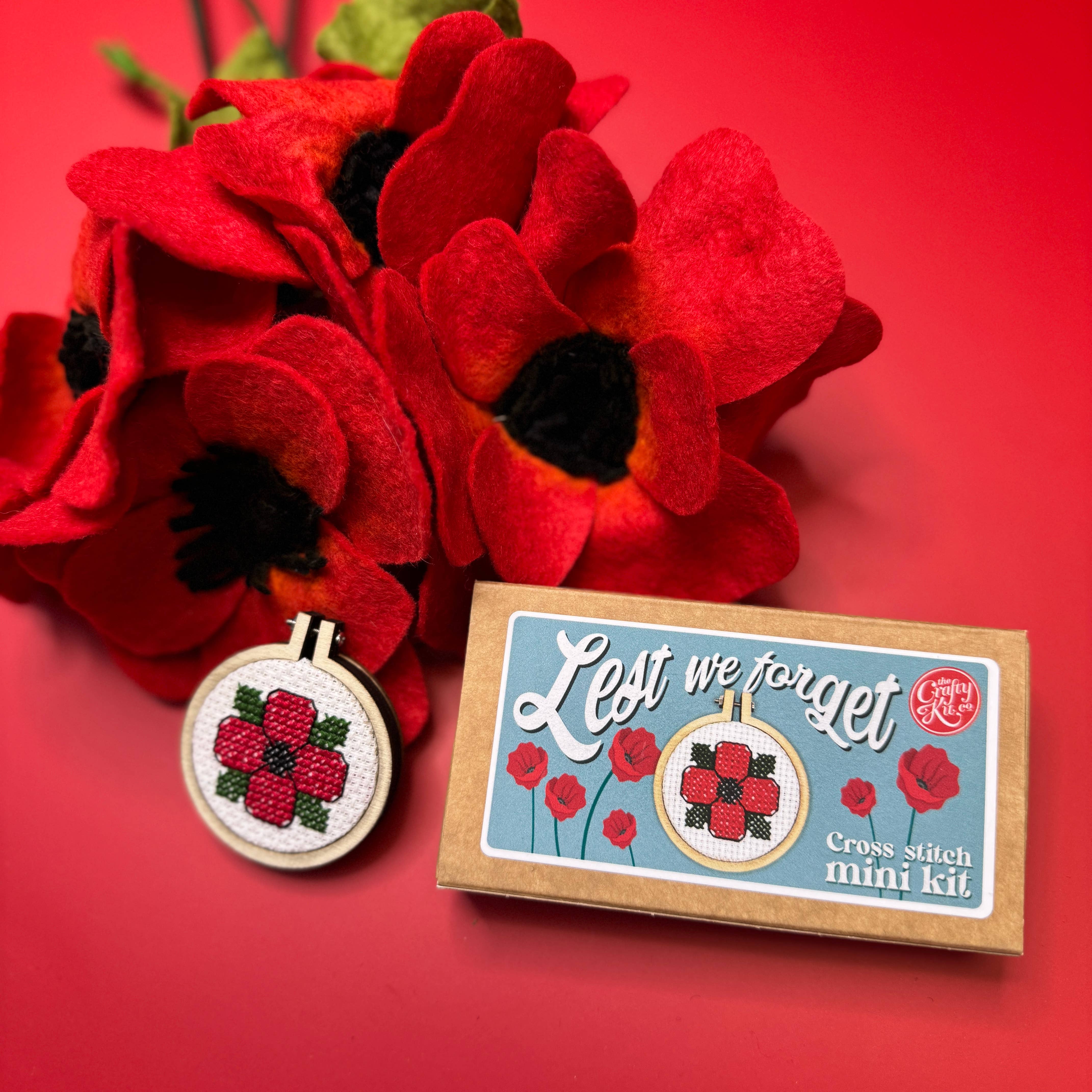 The Crafty Kit Company - Venta al por mayor Material para bordado/punto de cruz - Kit de Punto de Cruz en Miniatura 'Para que No Olvidemos' en Caja de Cerillas1
