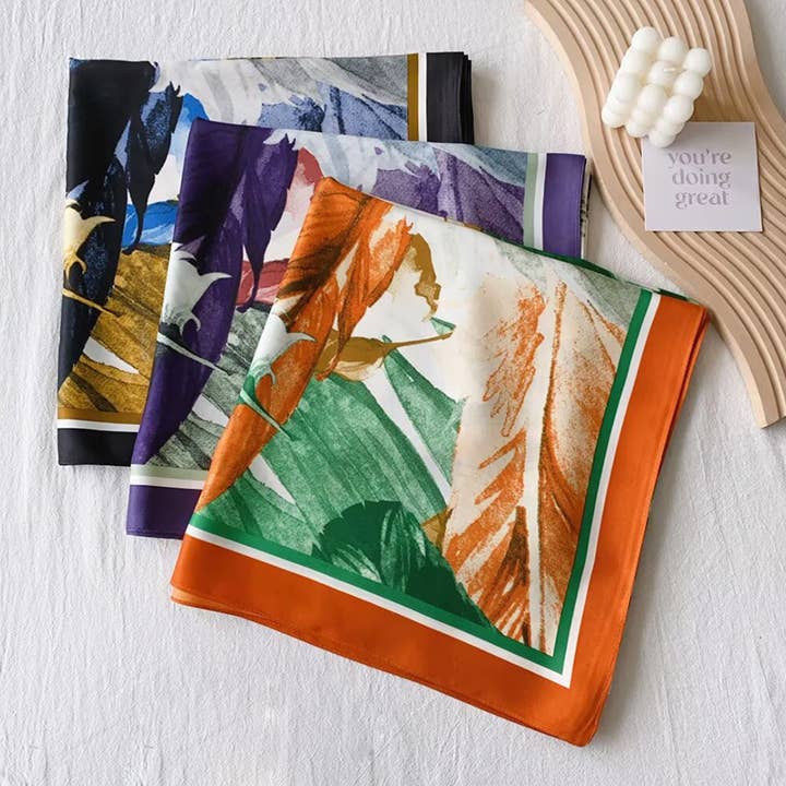 Foulard Carré à Plumes Inspiré par la Nature pour la vente par Sensibling Corp.