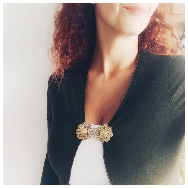 Cristina SJ creative shop - Wholesale Brooch - Golden closure of layers and shawl, arabic drawing, jacket closure