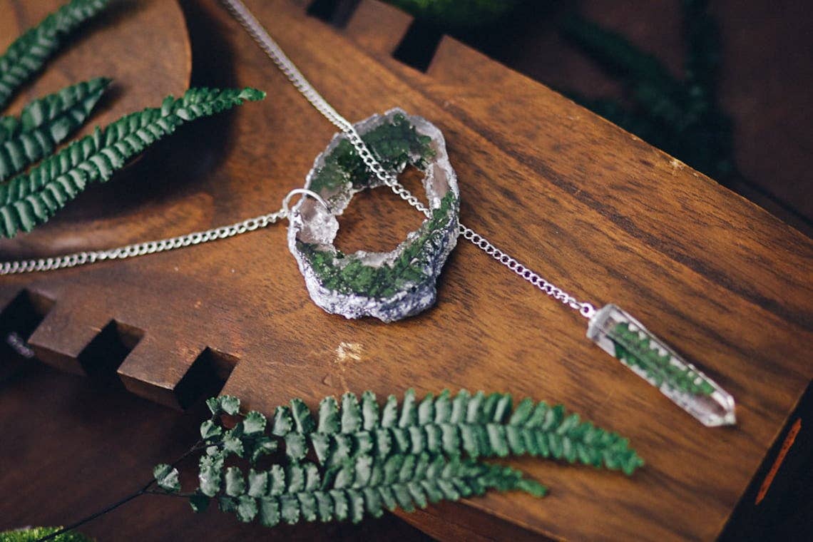 Costurero Real - Wholesale Pendant/Charm Necklace - Fern necklace Geode slice resin pendant green pressed leaves0