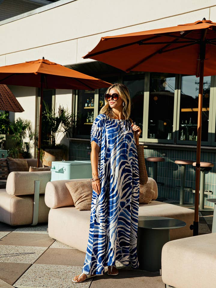 Vestido Maxi Elizabeth com Botão de Missangas e Manga Curta em Laço por atacado de Escapada Living