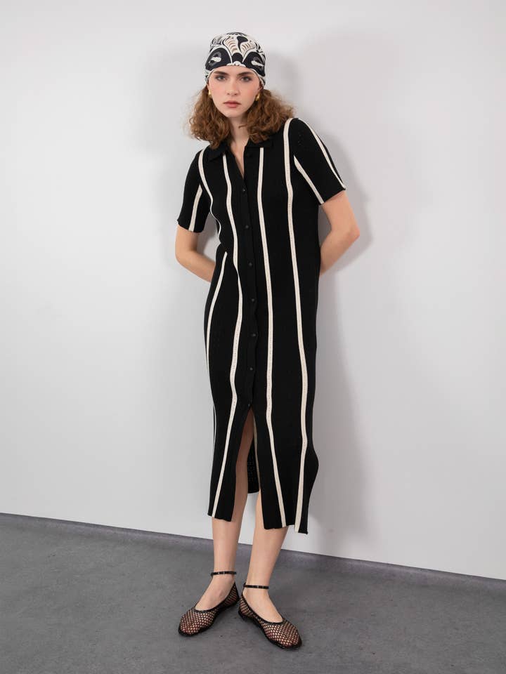 Vestido de punto abierto con cuello polo con rayas y botones en contraste para venta al por mayor de Serianno