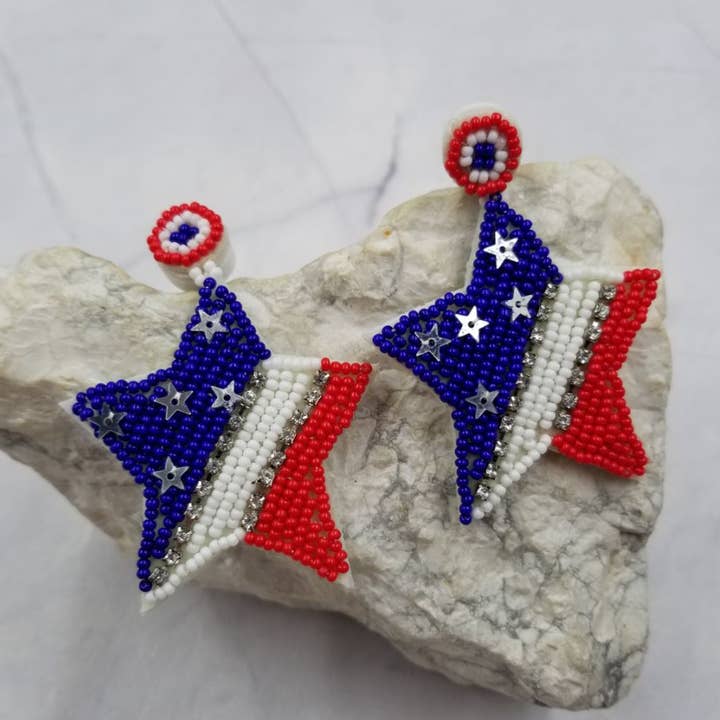 Orecchini a perno a stella con perline patriottiche per la vendita all'ingrosso da parte di The Pretty Jewellery
