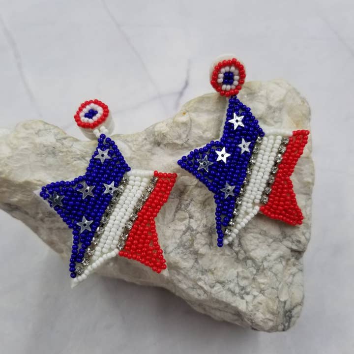 Patriotiske stjerneøreringe med perler for engroshandel hos The Pretty Jewellery
