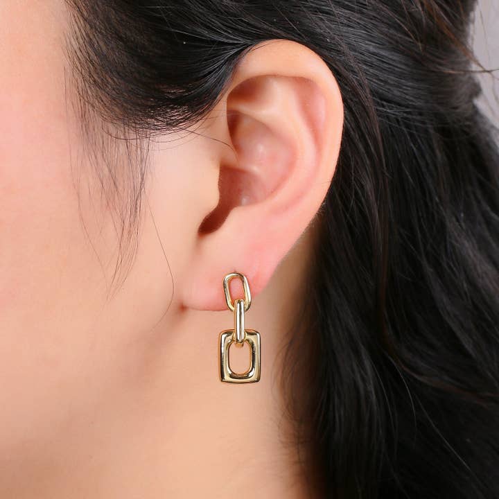 Aim Eternal - Vente Clous d'oreille - 1 paire de délicates breloques à maillons rectangulaires, boucles d'oreilles simples en métal doré, boucles d'oreilles au design moderne, fermeture à motif papillon. Q3412