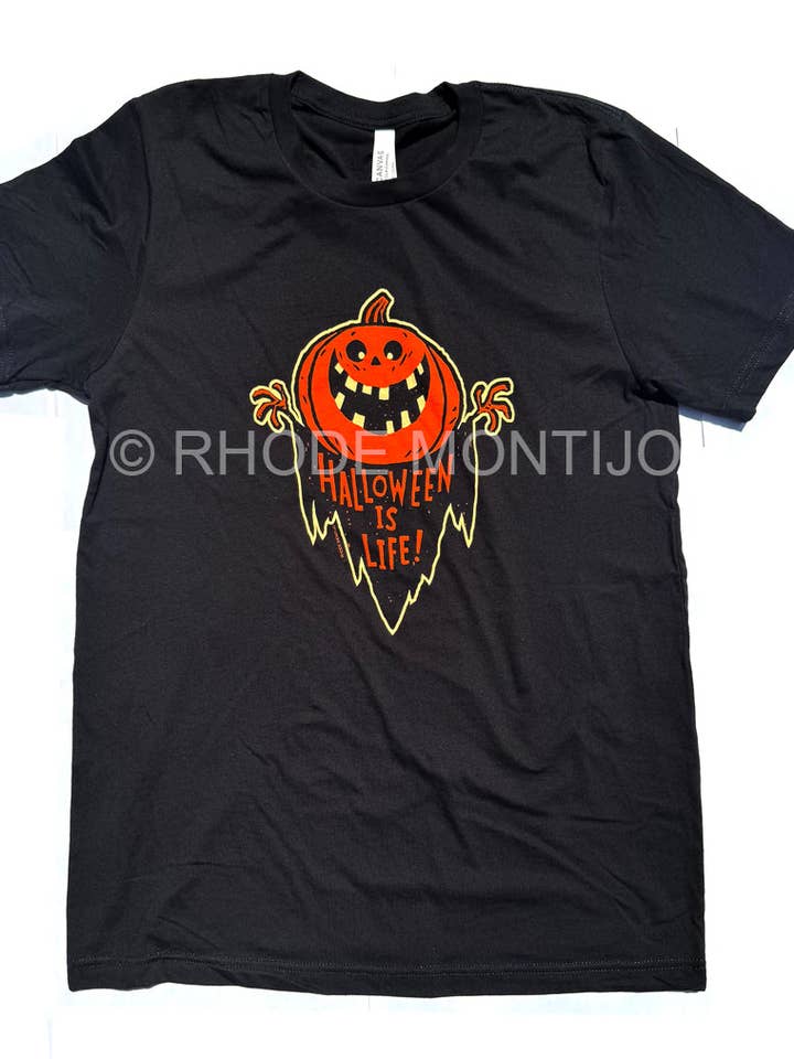 Nouveau pour le SDCC 2025 ! T-shirt : HALLOWEEN C'EST LA VIE ! pour la vente par The Fantasmical World of Rhode Montijo