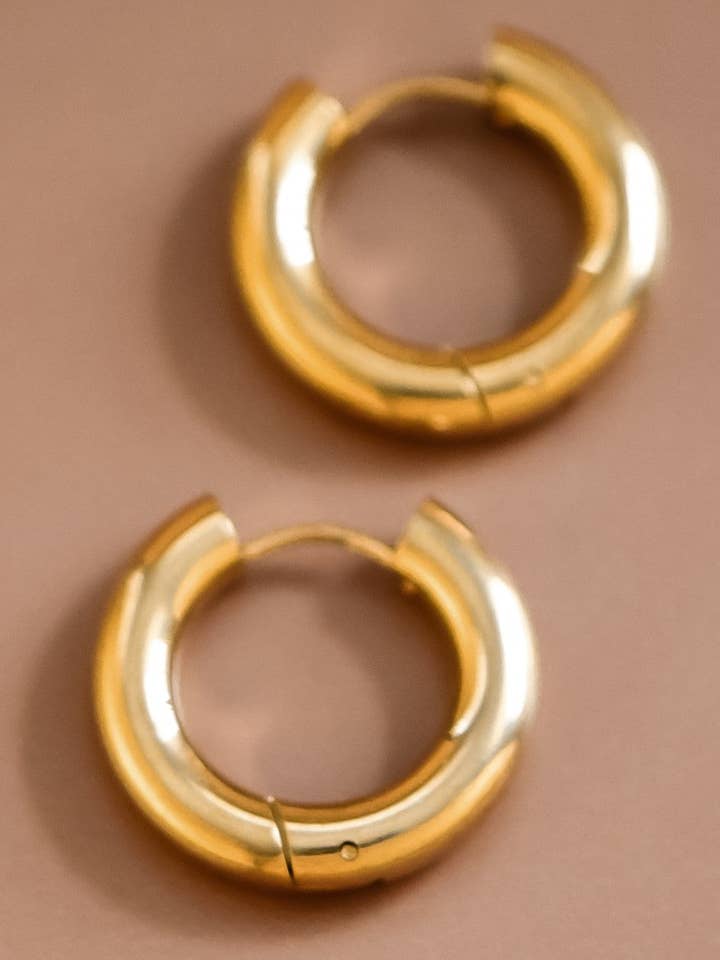 Boucles d'oreilles créoles en acier inoxydable plaqué or 18K étanches - 7079 pour la vente par Mia Accessories