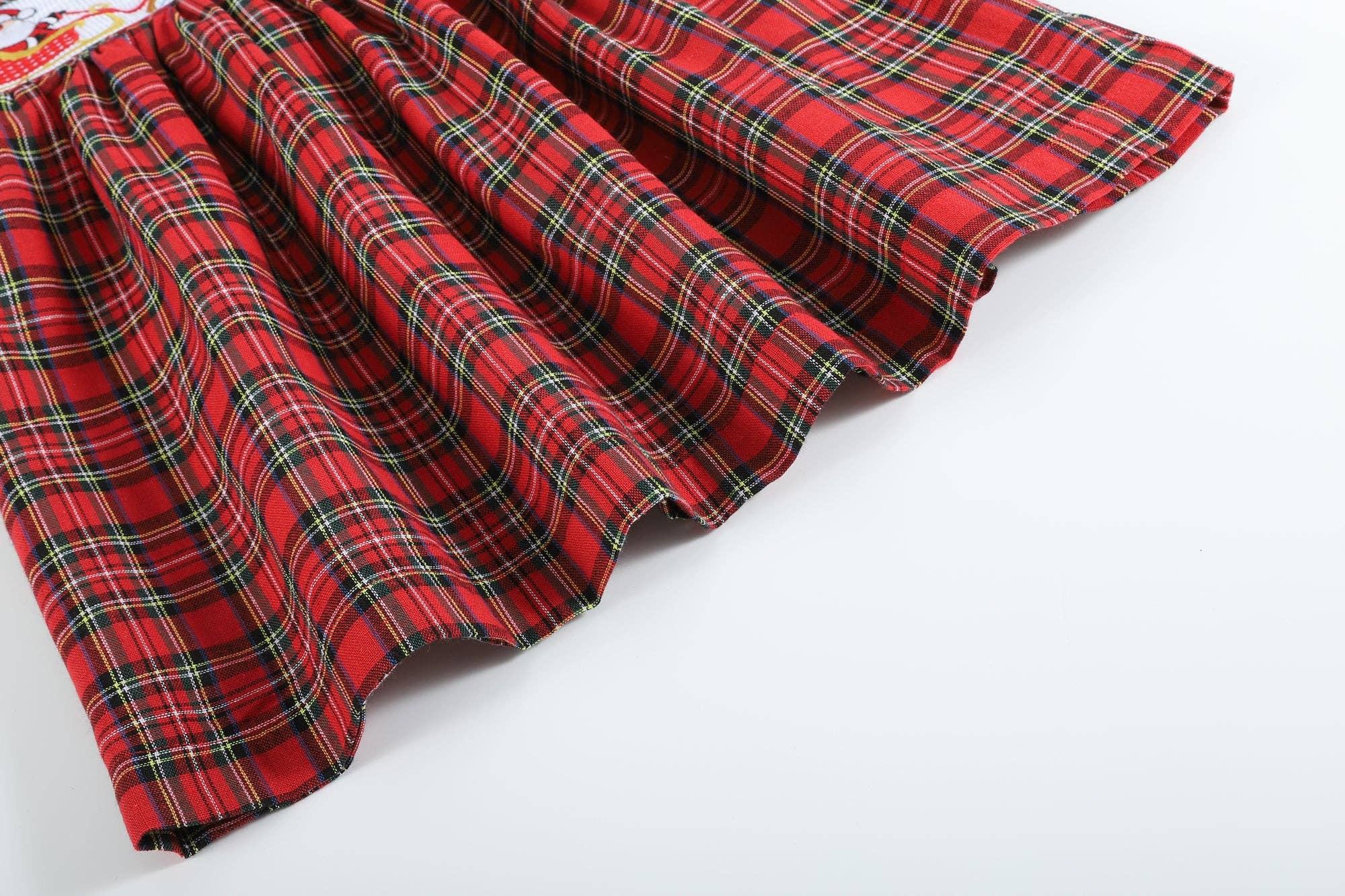 Lil Cactus - Wholesale Jurk - Kinderen - Rode kerstjurk met ruit en smockwerk, versierd met kerstman en arrenslee3