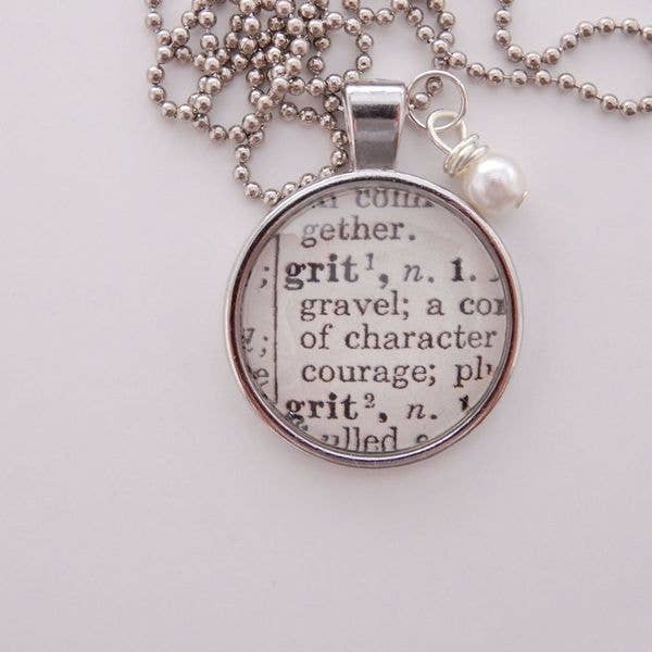 „Grit“ Ein-Zoll-Anhänger-Halskette für den Großhandel von KraftyKash Designs