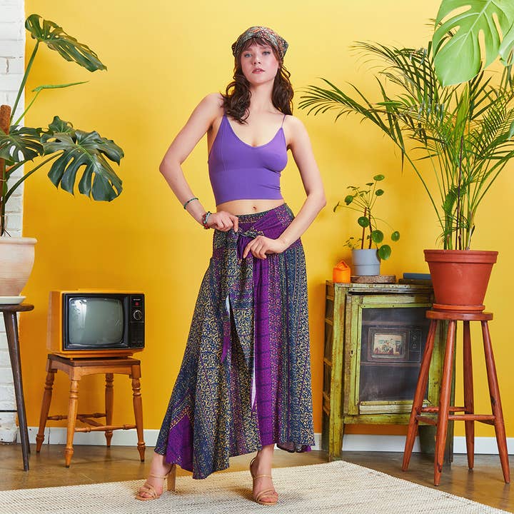 Jupe asymétrique à motifs violets shabby pour la vente par Los Banditos