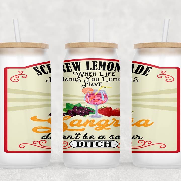 Tasse en verre Sangria Snarky avec paille transparente et couvercle en bambou pour la vente par Smile Graphics and Design