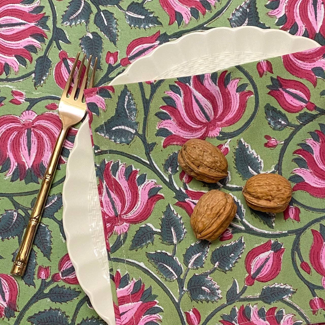 ABRACOLORS - Wholesale Tablecloth - Green tablecloth with napkins with fuchsia flower1