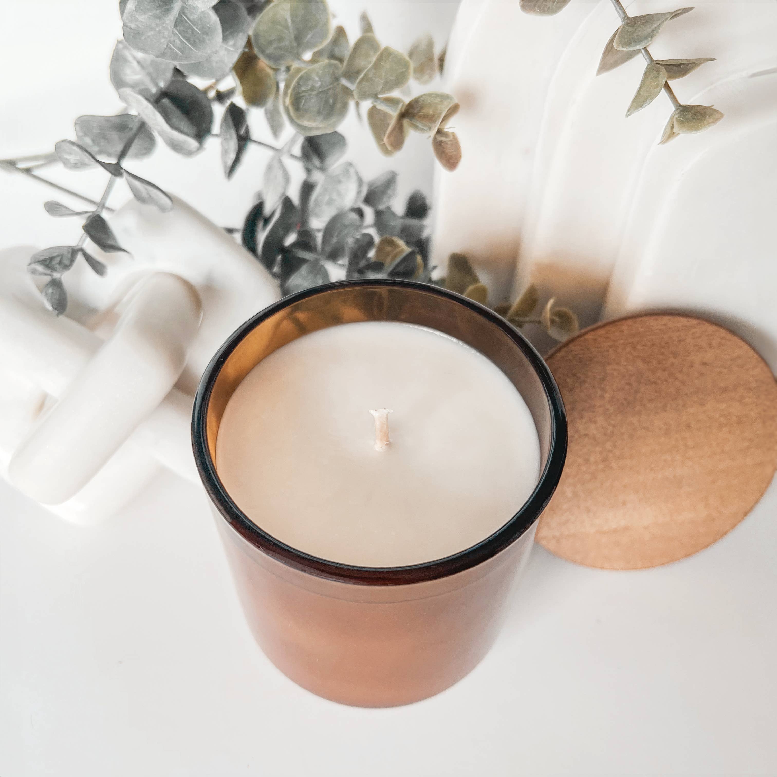 Melvida Home - Wholesale Pot/gevulde kaars - Appel Kaneel - 10 oz Amberkleurige Glazen Sojakaars - Woondecoratie4