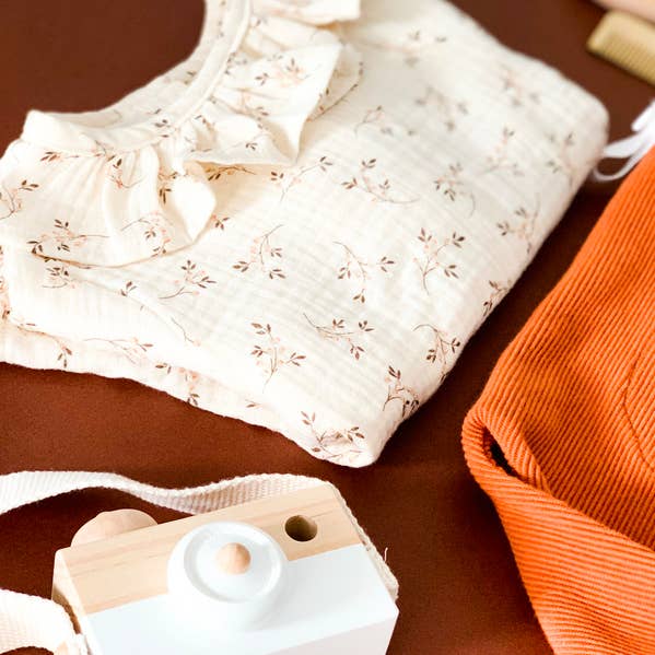 BLUSA BEIGE A FIORI per la vendita all'ingrosso da parte di Petit Martin