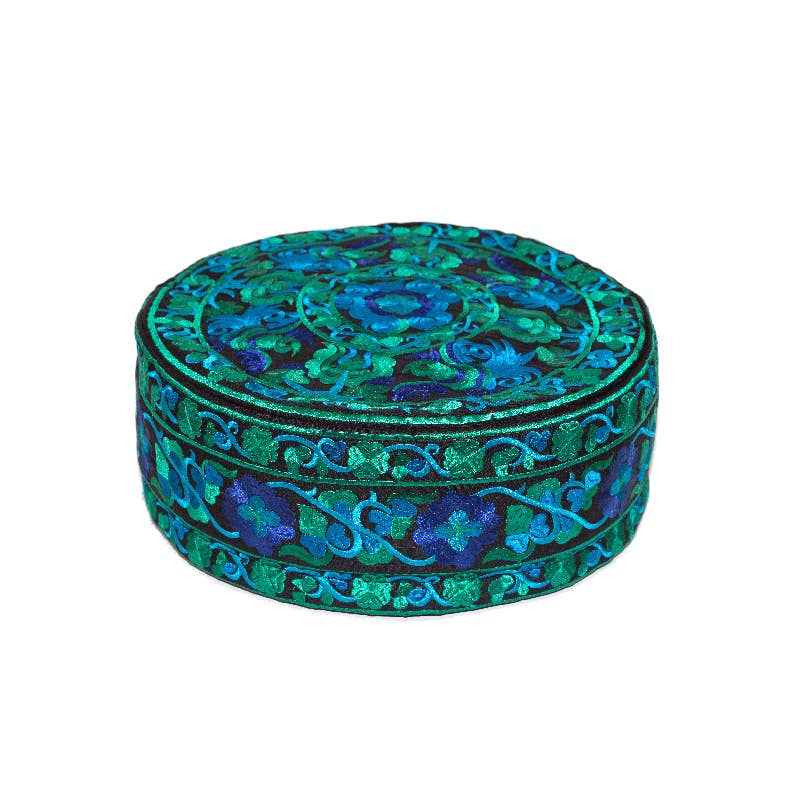 Benjamin International – Engroshandel Meditationsudstyr – Lille broderet meditationspude i blå/grøn0