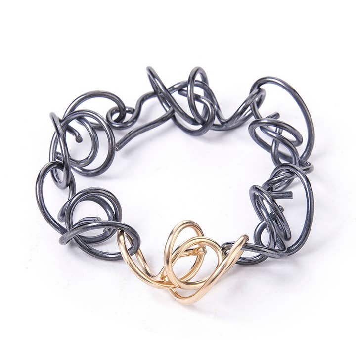 Bracelet à gros maillons noirs et dorés pour la vente par Rina Young Jewelry