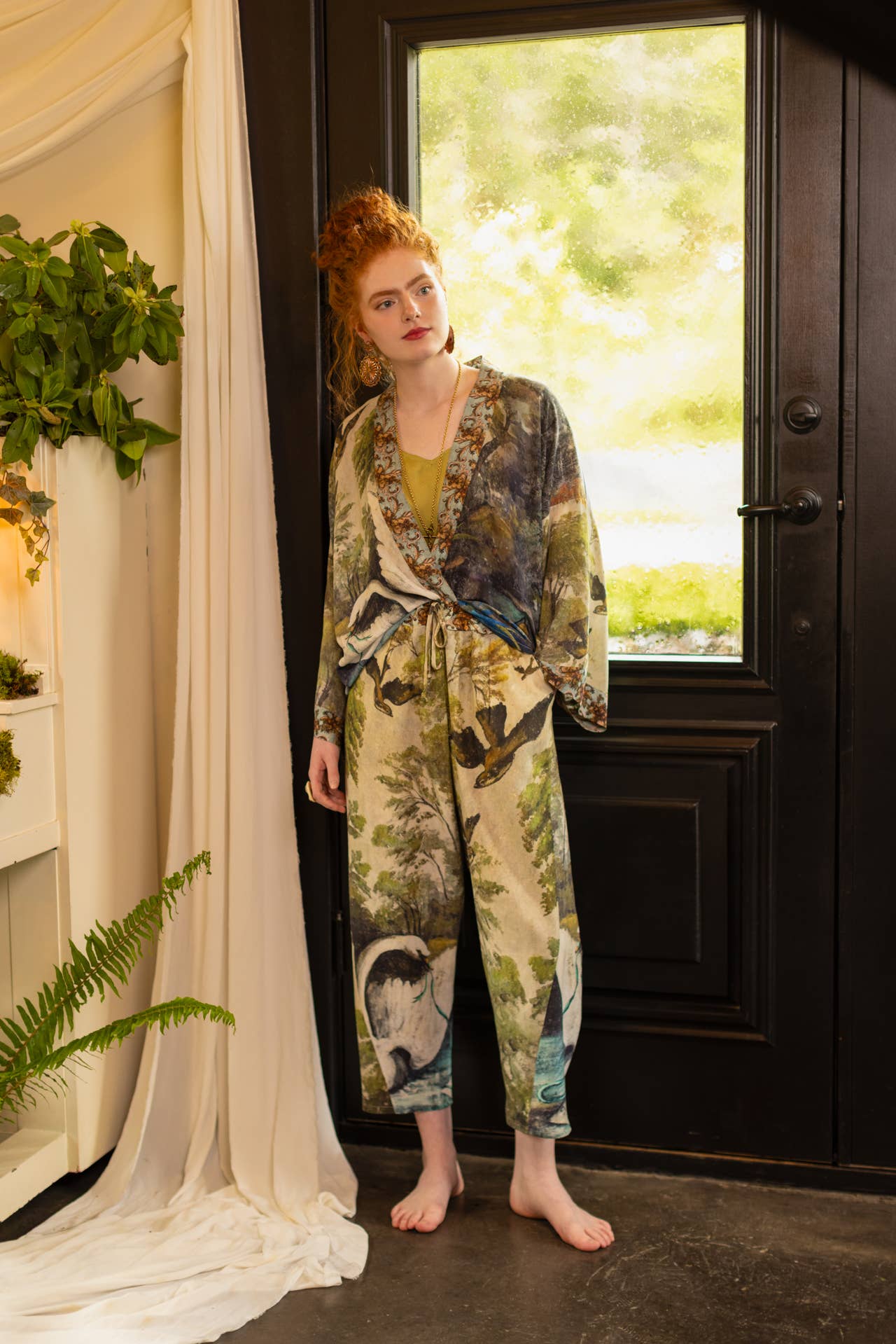 Market of Stars (USA) – Calças - Mulher por atacado – Calça Cropped Artist Linen com Estampa de Cisne e Pássaros6