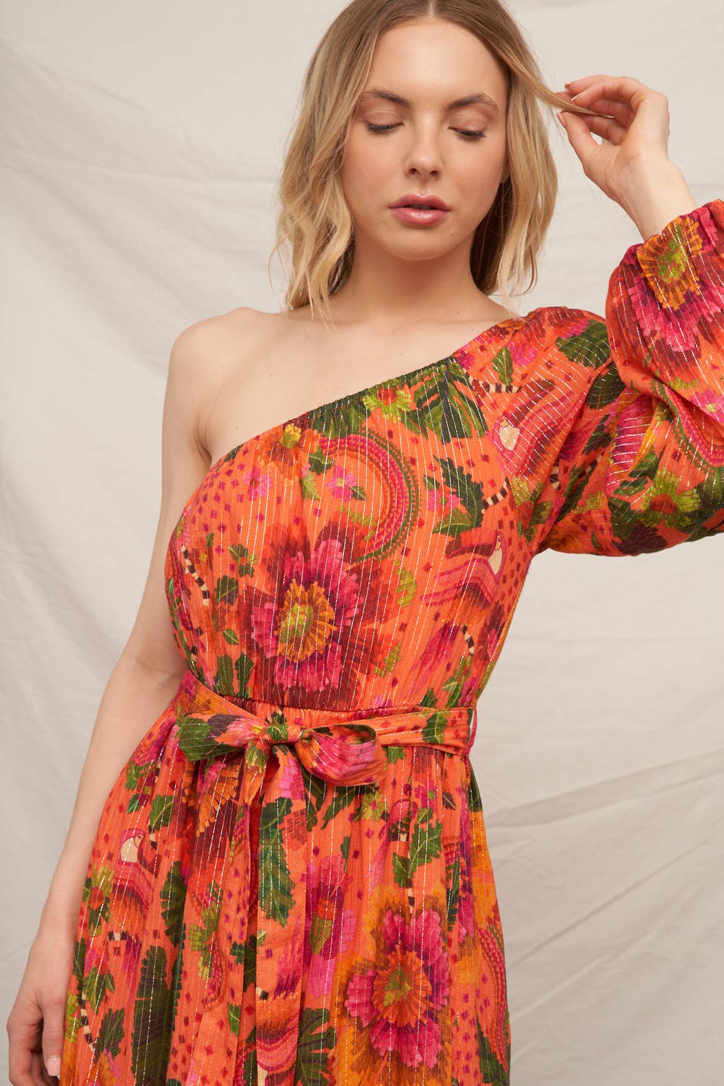 Orange Multi Robe à une épaule à imprimé tropical avec lurex en vente sur Faire6