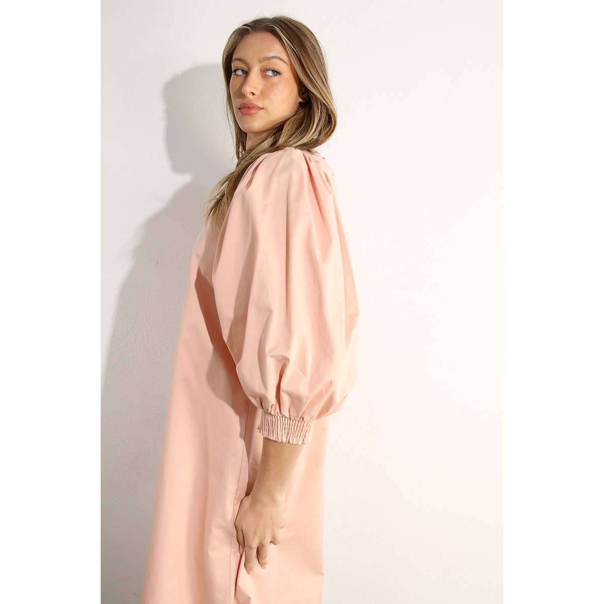 ERRÖTEN MIDIKLEID MIT BALLONÄRMELN für den Großhandel auf Faire0