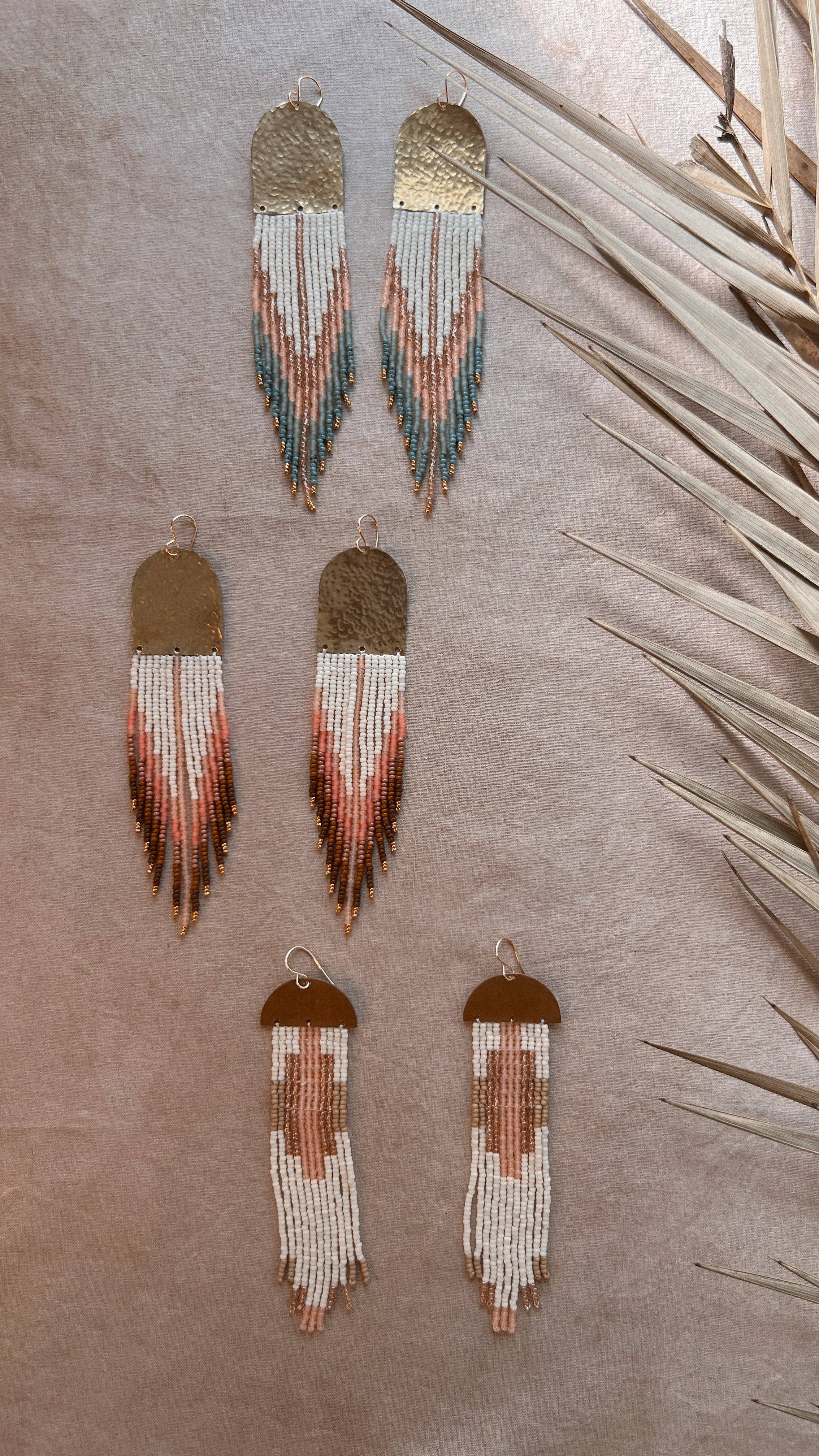 Stone & Sky – wholesale Hängande örhängen – Golden Hour-set i turkos med handvävda pärlor2