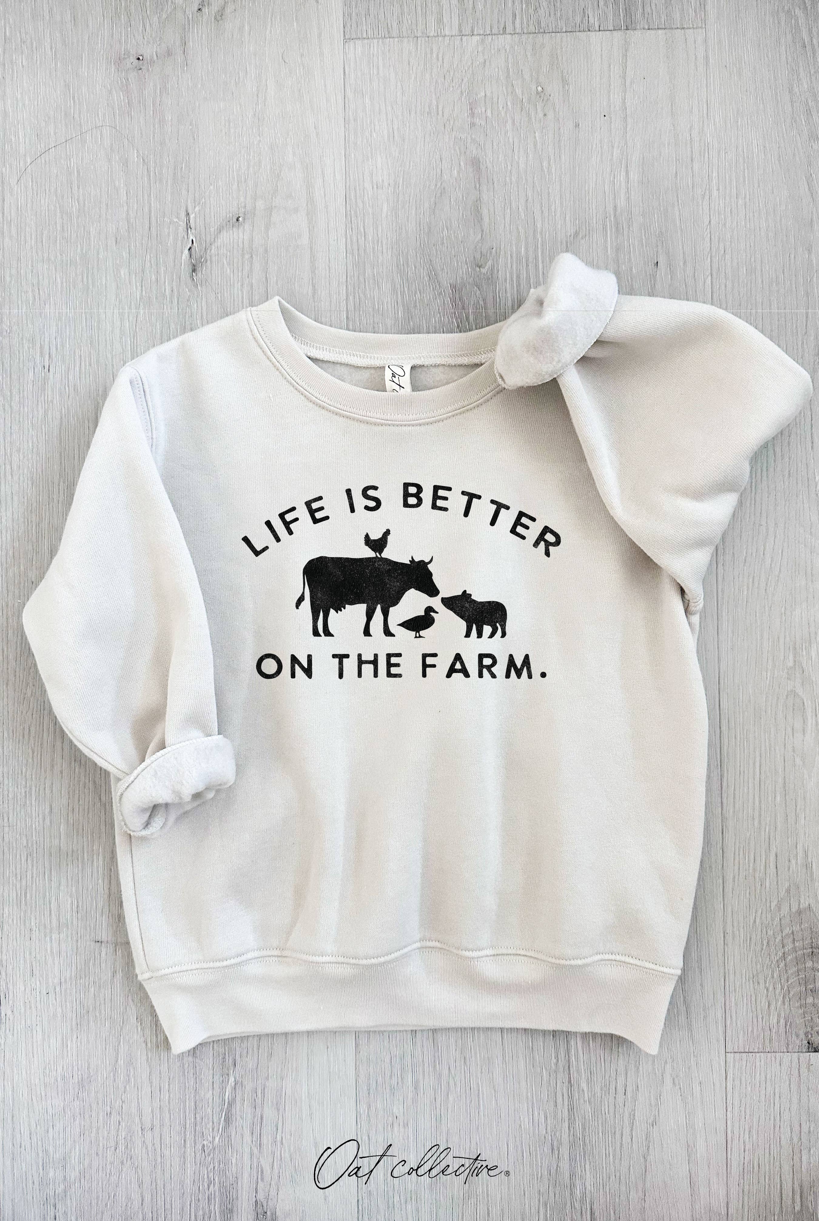 OAT COLLECTIVE – wholesale Sweatshirt - Barn – LIVET ÄR BÄTTRE PÅ GÅRDEN Unisex Grafisk Sweatshirt för Småbarn0
