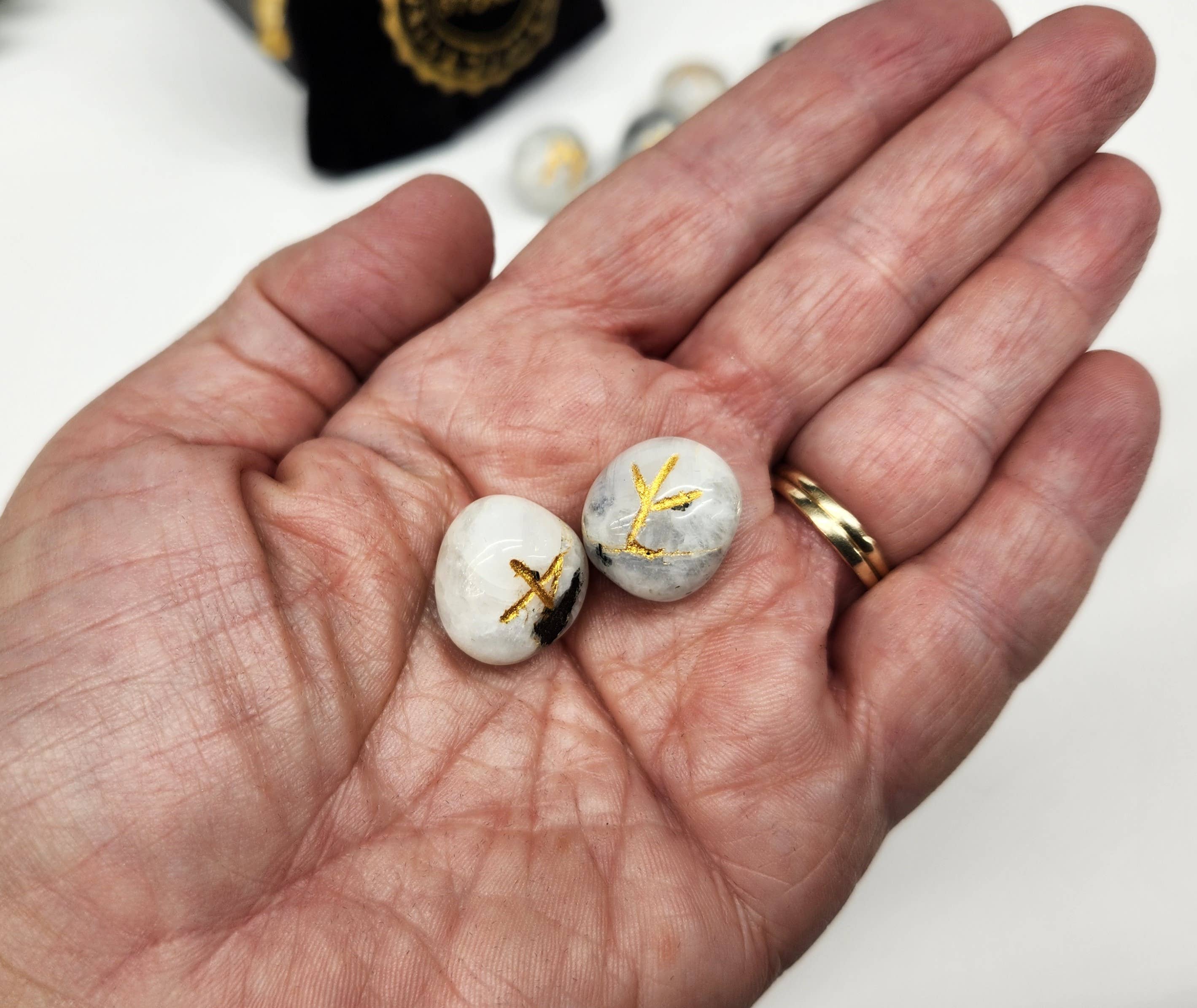 Meraki Gemstones - Vendita all'ingrosso Pietra/cristallo spirituale - Set di rune in pietra di luna arcobaleno con custodia in velluto5