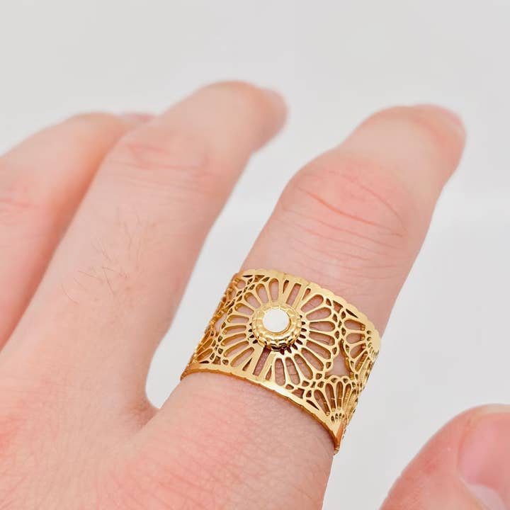 Mio Queena - Wholesale Cocktail/Statement Ring - Shell Hollow Flower Design 14K Gold Plated Ring - FGS
