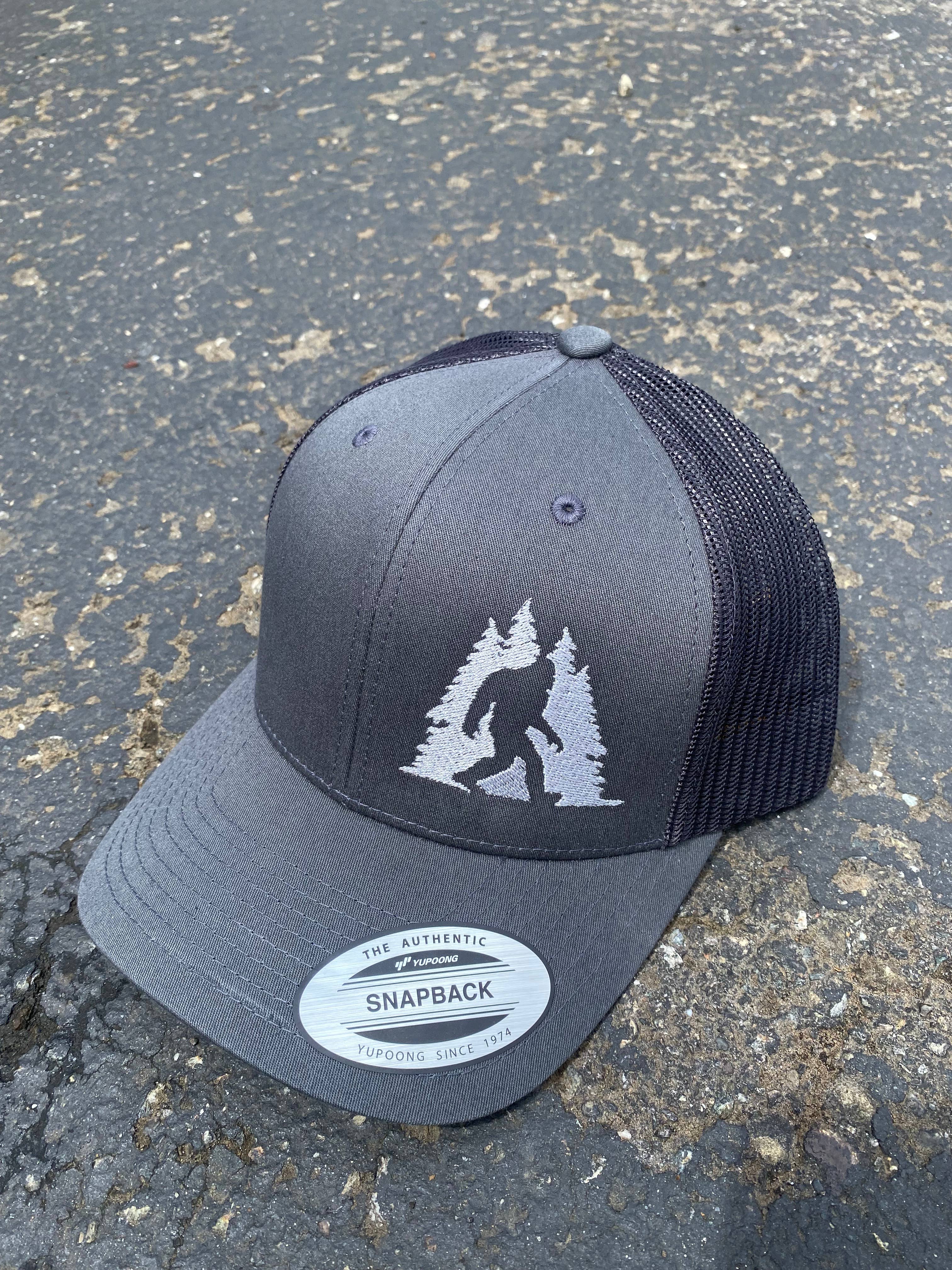 Direction Apparel - Vente Casquette de camionneur – unisexe - Casquette de camionneur Sasquatch dans les arbres6