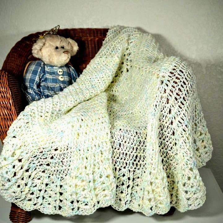 Coperta per bambini all'uncinetto, (gialla con verde blu e rosa) per la vendita all'ingrosso da parte di Ja Lynn Designs Studio
