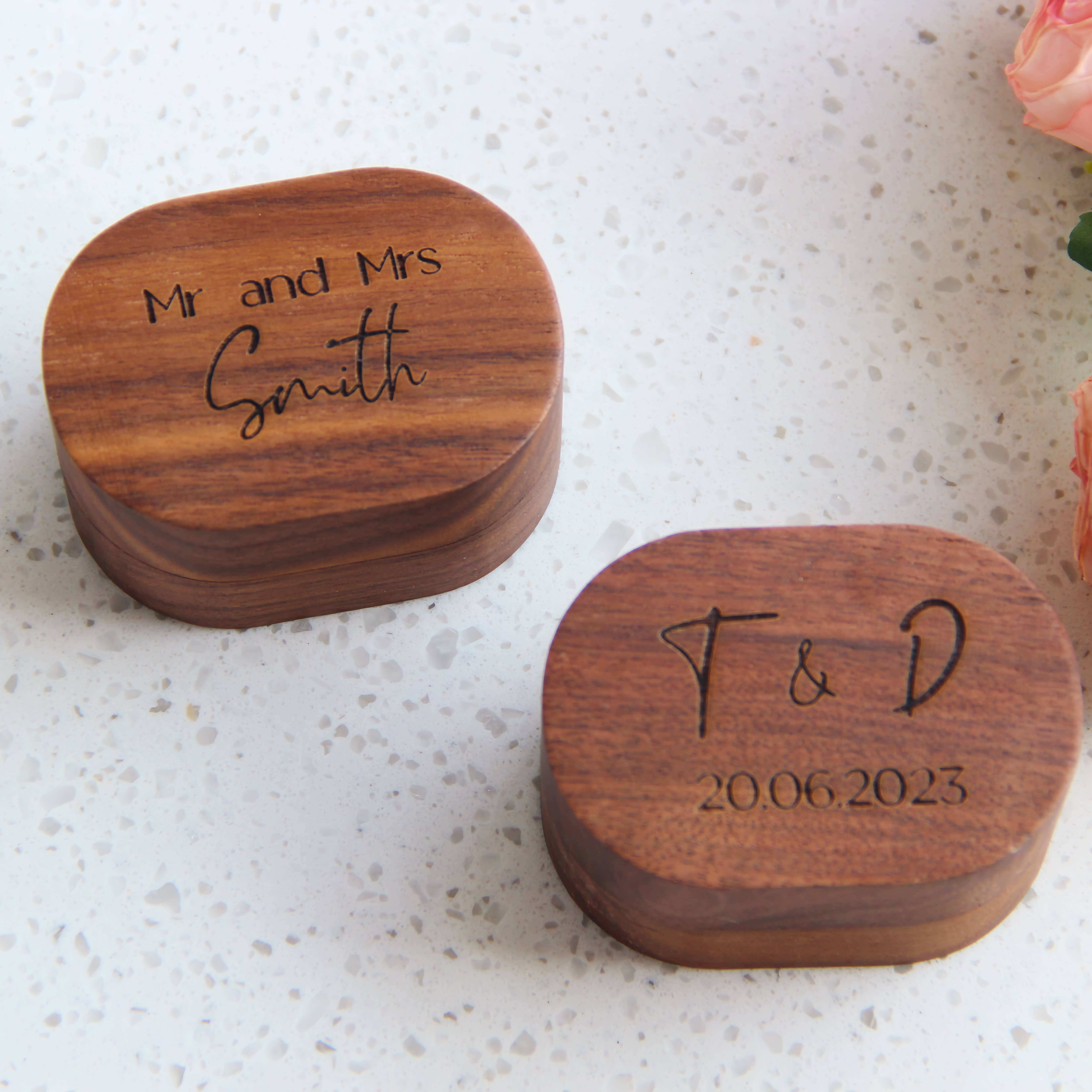 Logo Pouch – wholesale Smyckeskrin och organisatörer – Oval ringask i valnöt med minimalistisk design och plats för två ringar4