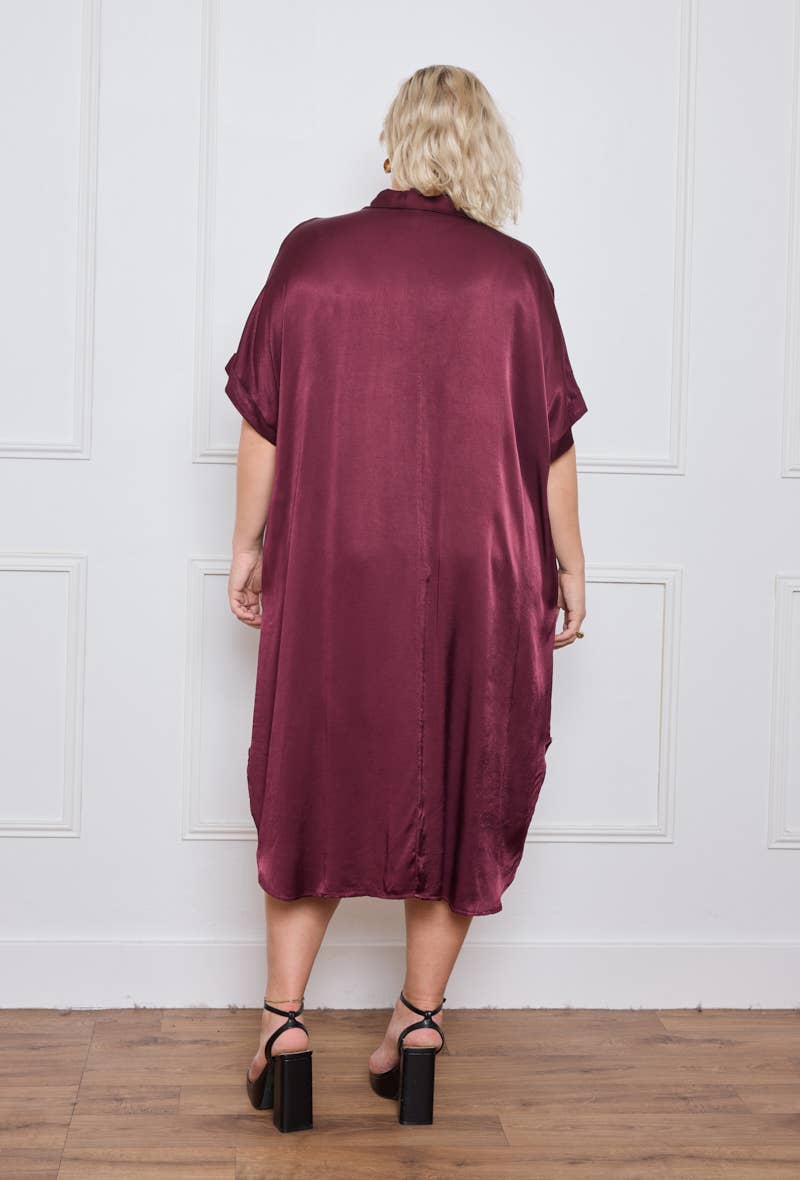 C'MELODIE - Wholesale Jurk - Dames - Losvallende plus size jurk met polo kraag van dikke satijn - model 89058