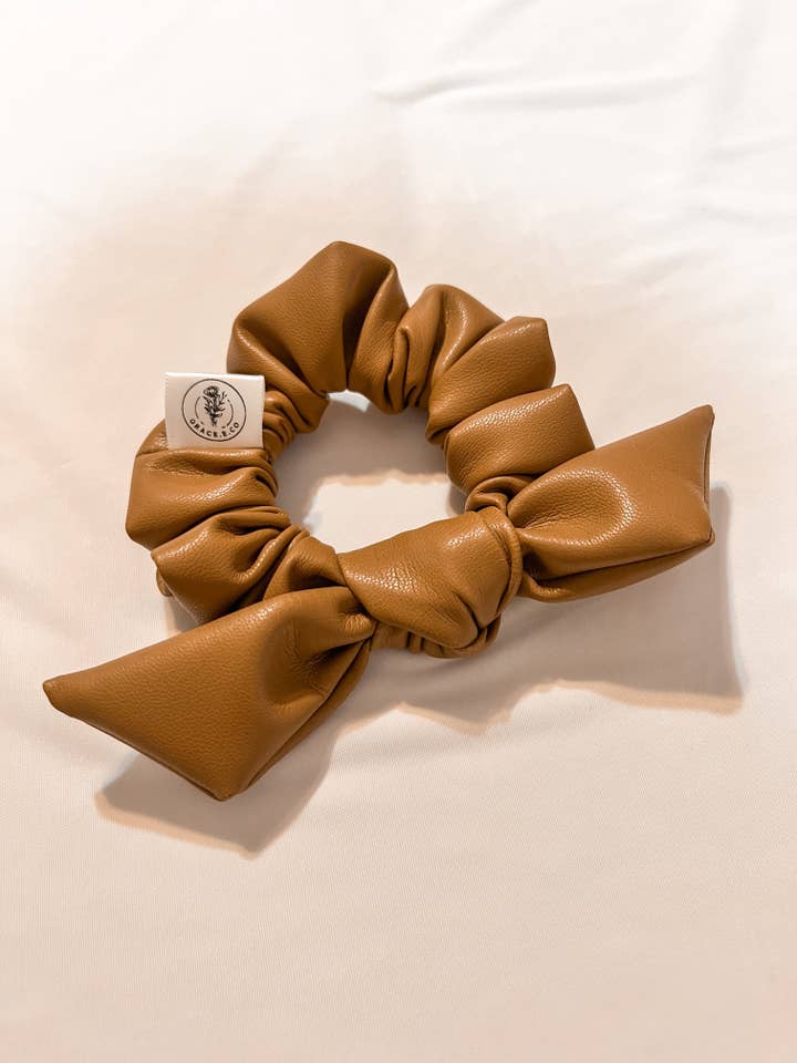 Manteiga Biscoito Bow Scrunchie | Pleather Castanho por atacado de Grace.E.Co