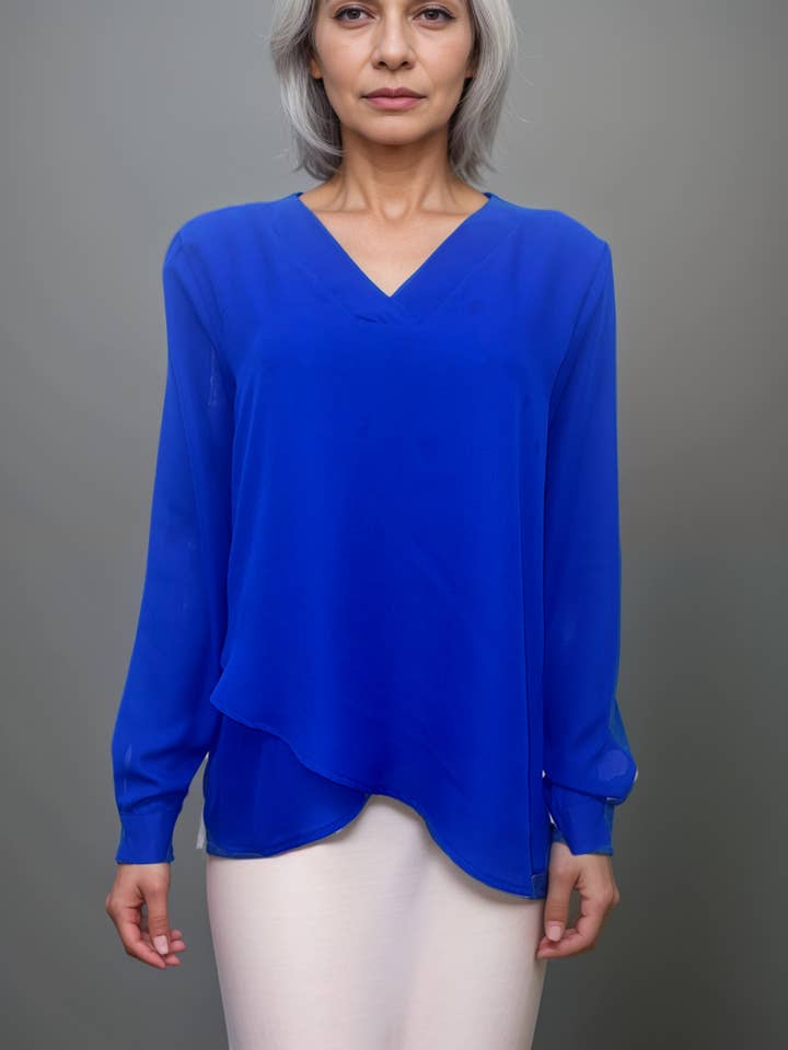 Blouse à col en V royal pour la vente par Casual & Co.
